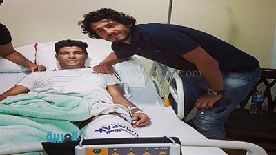 أحمد حجازي يزور حارس الإسماعيلي بعد عملية الرباط الصليبي