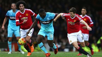 شاهد.. الجماهير تتسبب في تأجيل مباراة مانشيستر يونايتد ووستهام