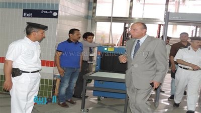 بالصور.. مدير شرطة النقل يتفقد محطات المترو والسكة الحديد برمسيس