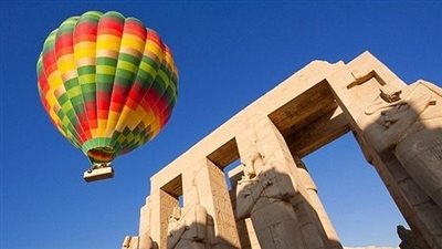 تحليق 10 رحلات بالون طائر تقل 180 سائحًا بالأقصر