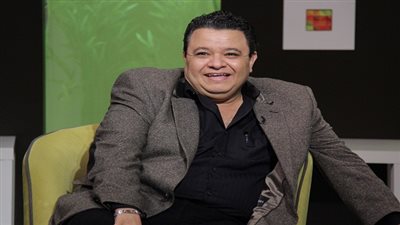 خالد جلال يكرم رئيس أسقفية الشباب بالمسرح العائم 