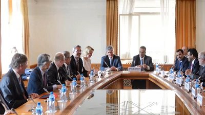 وفد الحكومة اليمنية بمشاورات الكويت يقدم رؤيته لانسحاب الحوثيين 