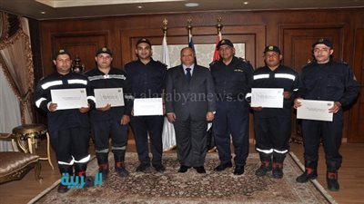 تكريم ضابط و4 أمناء لجهودهم في إخماد 