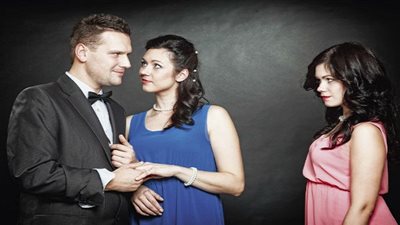 زوجي يجمع بيني وبين صديقتي.. ما الحل؟