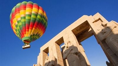 إقلاع 7 رحلات بالون طائر تقل 120 سائحًا بالأقصر