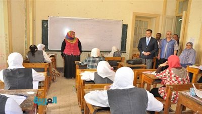 بالصور.. محافظ أسيوط يتفقد لجان الامتحانات بالمدارس