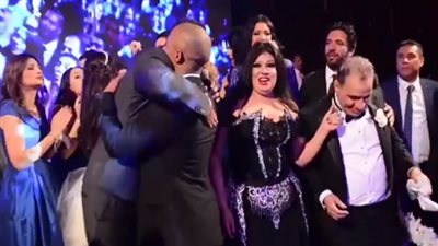 بالفيديو.. محمد رمضان يحتضن الهضبة في حفل زفاف كريم السبكي