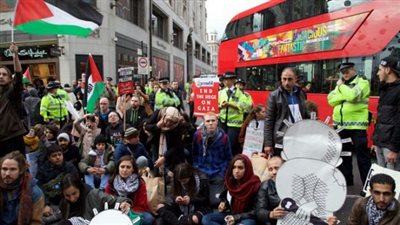 محتجون يتظاهرون أمام السفارة الإسرائيلية بأنقرة بمناسبة 