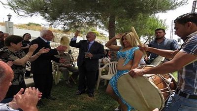 شاهد.. بلدة رئيس البرازيل اللبنانية تحتفل بتنصيبه بالرقص الشرقي