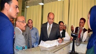 بالصور.. محافظ مطروح يستمع لشكاوى المرضى خلال تفقد مستشفى الضبعة 