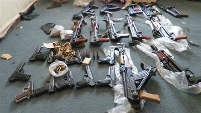 ضبط أسلحة ثقيلة وذخيرة بمزرعة حوّلها صاحبها لـ