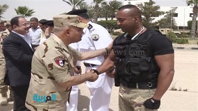 شاهد.. وزيرا الدفاع والداخلية يتفقدان قوات تنفيذ القانون في شمال سيناء 