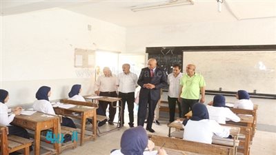 بالصور.. محافظ السويس في جولة تفقدية لمتابعة امتحانات النقل
