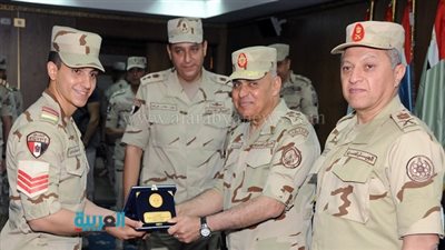وزير الدفاع يتفقد مراحل الإعداد العسكري لطلبة 