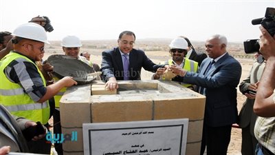 بالصور.. وزير الإسكان يضع حجر أساس حديقة الشيخ زايد
