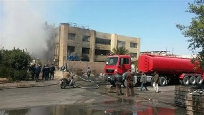 المعمل الجنائي يعاين حريق مصنع العبور