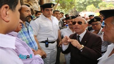 بالصور.. القائم بأعمال محافظ القاهرة يكلف بإزالة إشغالات الأزبكية.. ويؤكد للباعة بالفجالة: 