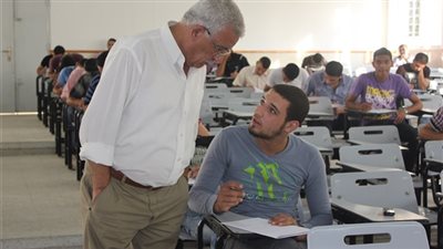 أستاذ علم اجتماع: نظرات مراقبي اللجان تصيب الطلاب بـ
