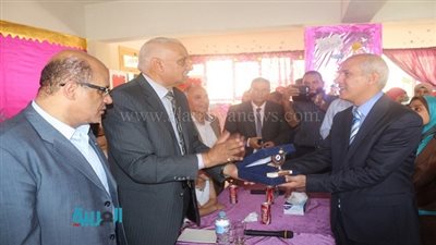 بالصور.. محافظ السويس يكرم مدرسة 