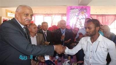 بالصور.. محافظ السويس يكرم شابًا سودانيًا أنقذ طفلة من 