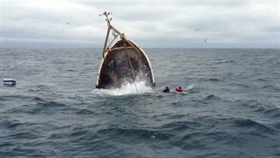 نقيب الصيادين يستغيث بالقوات البحرية لإنقاذ طاقم مركب 