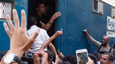 تأجيل محاكمة 52 من 