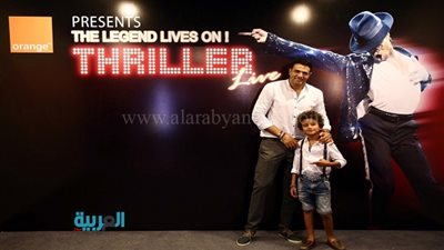 بالصور.. محمد نور يصطحب نجله لمشاهدة عرض لمايكل جاكسون