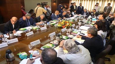 توزيع أكياس أرز على أعضاء 