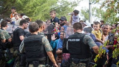 مواجهات بين اللاجئين والشرطة اليونانية في جزيرة ميدلي 