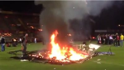 بالفيديو.. جمهور يحرق ملعب فريقه المهدد بالهبوط! 