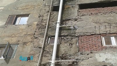 بالصور.. محافظ الجيزة يتفقد إسكان أبو غالب.. ومواطنون يشتكون من الصرف