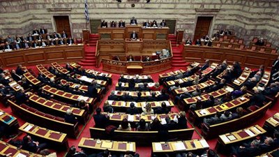 الحكومة اليونانية تطلب من البرلمان التصويت على إجراءات تقشفية جديدة 