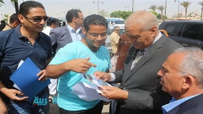 بالصور.. محافظ السويس يتابع أعمال إنشاء جدارية بالكورنيش 