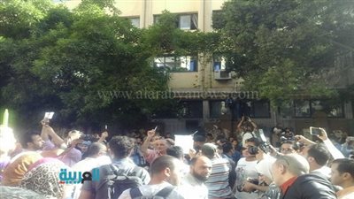 بالصور.. عشرات الصحفيين يتظاهرون أمام مقر النقابة