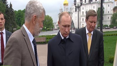 بالفيديو.. بوتين يتفقد أعمال التنقيب الأثري داخل الكرملين