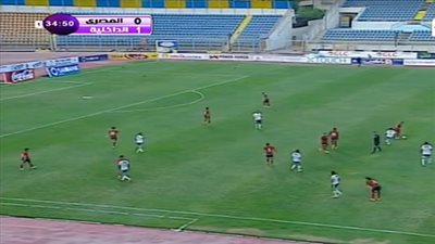 لقطة طريفة من حكم مباراة المصري والداخلية تشعل 