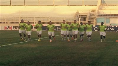 شاهد.. لاعبي أهلي طرابلس يؤدون تدريبات الإحماء استعدادا لـ