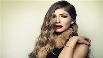 ملك قورة تقود سيارة 