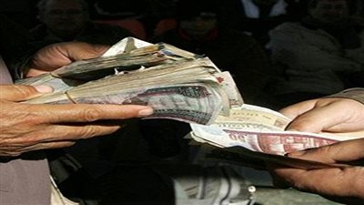 القبض على ثلاث موظفين بحي المقطم متلبسين بتقاضي رشوة