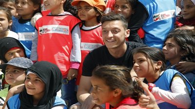 بالفيديو.. اللاعب مسعود أوزيل يزور مخيم الزعتري للاجئين