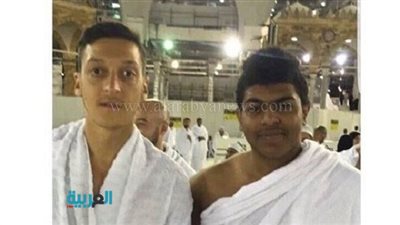 بالصور .. أوزيل يؤدي مناسك العمرة