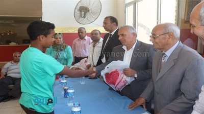 بالصور.. توزيع ملابس مشروع الكساء على أطفال الرعاية بالسويس