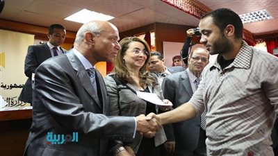 بالصور.. والي وتيمور يوزعان شيكات المساعدات لمتضرري الرويعي والغورية