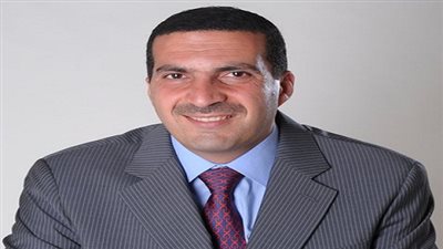 الداعية عمرو خالد يشيد بقائد الطائرة المصرية المفقودة