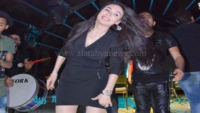 بالصور.. دينا تشعل حفل عيد ميلاد بوصلات رقص على أغاني 