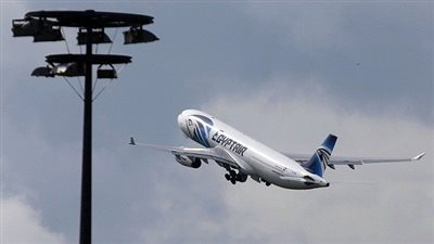انفراد.. نظام الإنذار بالطائرة المصرية يؤكد وجود دخان في الكابينة