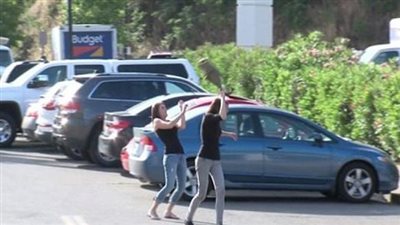 بالفيديو.. طيور سوداء تهاجم المارة في شوارع كاليفورنيا