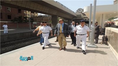 بالصور.. جولة مدير شرطة النقل بمحطات المترو والسكك الحديد 