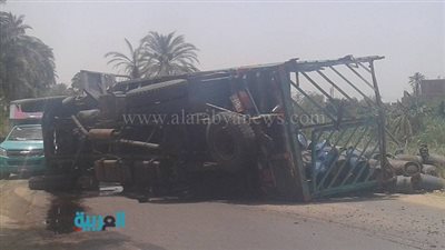 انقلاب سيارة محملة بمئات أسطوانات الغاز بطريق 