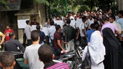 هتافات مناهضة من المعلمين المغتربين ضد وزير التعليم